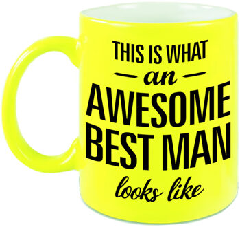 Bellatio Decorations Awesome best man cadeau mok / beker voor bruiloft getuige neon geel 330 ml - feest mokken
