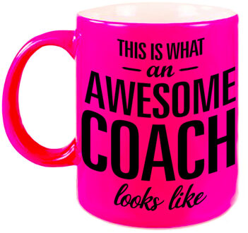 Bellatio Decorations Awesome coach cadeau mok / beker neon roze 330 ml - feest mokken