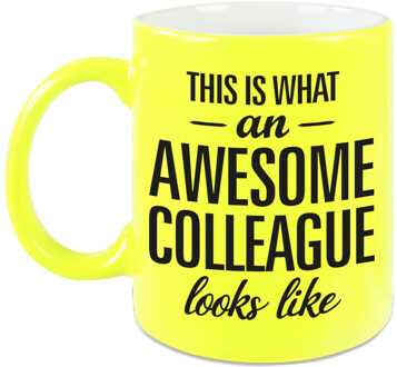 Bellatio Decorations Awesome colleague - cadeau koffiemok - beker - 300 ml - collega afscheid - neon geel