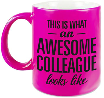 Bellatio Decorations Awesome colleague - cadeau koffiemok - beker - 300 ml - collega afscheid - neon roze