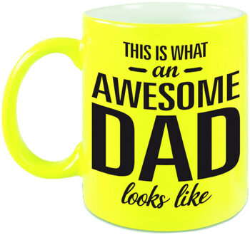 Bellatio Decorations Awesome dad cadeau mok / beker neon geel voor Vaderdag 330 ml