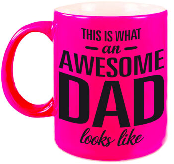 Bellatio Decorations Awesome dad cadeau mok / beker neon roze voor Vaderdag 330 ml
