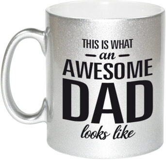 Bellatio Decorations Awesome dad cadeau mok / beker zilver voor Vaderdag 330 ml