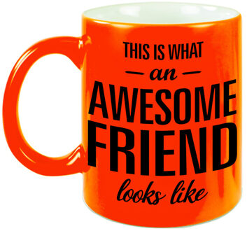 Bellatio Decorations Awesome friend cadeau mok / beker neon oranje voor vriend of vriendin 330 ml