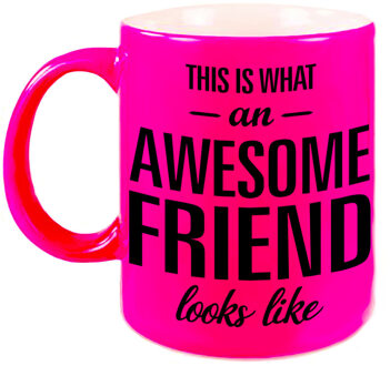 Bellatio Decorations Awesome friend cadeau mok / beker neon roze voor vriend of vriendin 330 ml