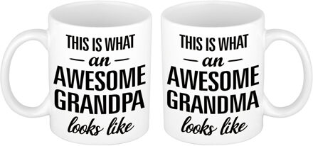 Bellatio Decorations Awesome grandma en grandpa looks like mok - Cadeau beker set voor Opa en Oma