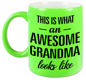 Bellatio Decorations Awesome grandma / oma neon groene cadeau mok / beker 330 ml - feest mokken