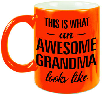 Bellatio Decorations Awesome grandma / oma neon oranje cadeau mok / beker 330 ml