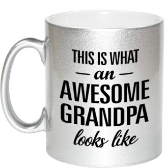 Bellatio Decorations Awesome grandpa / opa zilveren cadeau mok / beker 330 ml - feest mokken Zilverkleurig