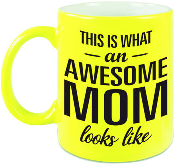 Bellatio Decorations Awesome mom cadeau mok / beker neon geel voor Moederdag 330 ml