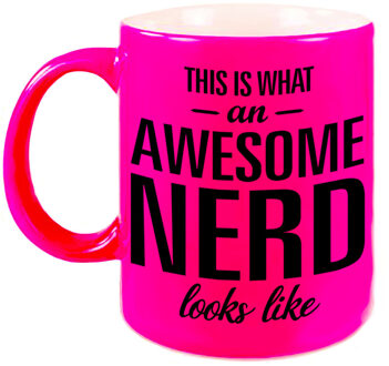 Bellatio Decorations Awesome nerd / slimmerik cadeau mok / verjaardag beker fluor roze 330 ml - feest mokken