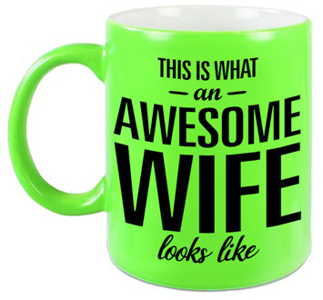 Bellatio Decorations Awesome wife / echtgenote neon groene cadeau mok / beker 330 ml