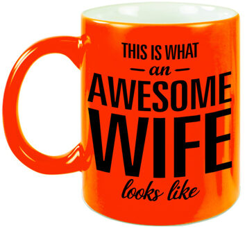Bellatio Decorations Awesome wife / echtgenote neon oranje cadeau mok / beker 330 ml