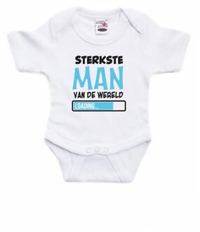 Bellatio Decorations Baby rompertje - Sterkste Man - wit/blauw - babyshower/kraamvisite cadeau 56 (1-2 maanden)