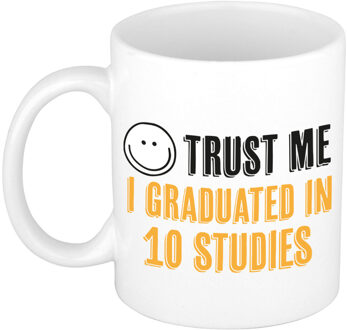 Bellatio Decorations Cadeau koffie/thee mok - trust me I graduated in 10 studies - geel - keramiek - 300 ml