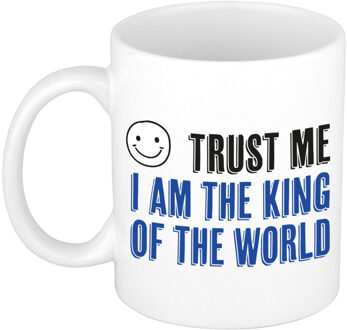 Bellatio Decorations Cadeau koffie/thee mok - trust me King of the world - blauw - keramiek - 300 ml