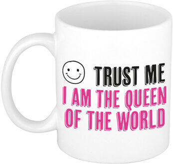 Bellatio Decorations Cadeau koffie/thee mok - trust me Queen of the world - roze - keramiek - 300 ml