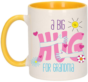 Bellatio Decorations Cadeau koffie/thee mok voor Oma - geel - big hug - keramiek - 300 ml -?verjaardag/moederdag