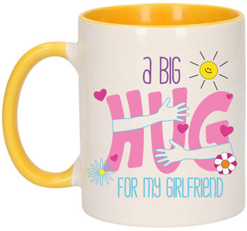 Bellatio Decorations Cadeau koffie/thee mok voor vriendin - geel - big hug - keramiek - 300 ml - verjaardag