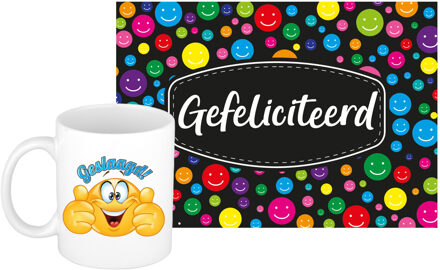 Bellatio Decorations Cadeau koffiemok geslaagd thema - 300 ml - met A5 wenskaart Gefeliciteerd - Duimen omhoog