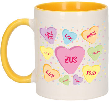 Bellatio Decorations Cadeau koffiemok voor zus/zusje - hartjes snoepjes - geel - verjaardag - feest mokken