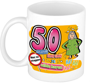 Bellatio Decorations cadeau mok 50 jaar - daar gaan je wilde haren - keramiek - 300 ml - feest mokken Roze