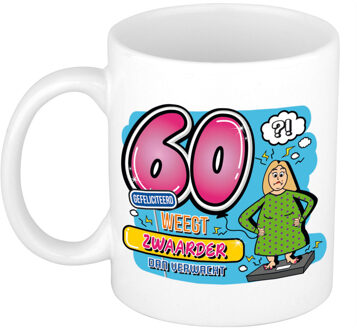 Bellatio Decorations cadeau mok - 60 weegt zwaarder dan verwacht - keramiek - 300 ml - feest mokken Blauw