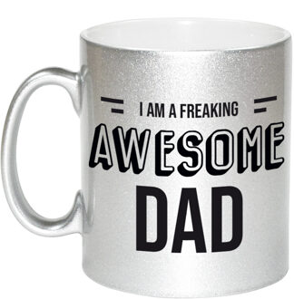 Bellatio Decorations Cadeau mok / beker zilver - I am a freaking awesome dad - papa / vader - verjaardag / Vaderdag - feest mokken Goudkleurig