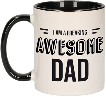 Bellatio Decorations Cadeau mok / beker zwart - I am a freaking awesome dad - papa / vader - verjaardag / Vaderdag - feest mokken