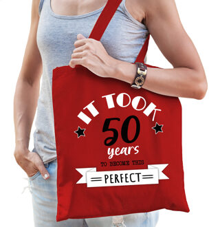 Bellatio Decorations cadeau tas dames - 50 en perfect - rood - katoen - 42 x 38 cm - vijftig/Sarah