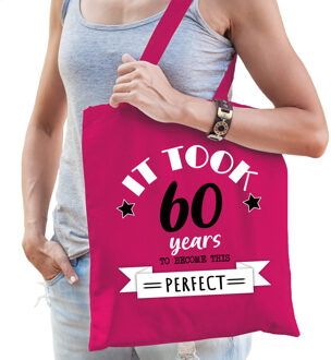 Bellatio Decorations cadeau tas dames - 60 en perfect - fuchsia roze - katoen - 42 x 38 cm - zestig