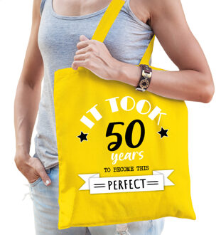 Bellatio Decorations Cadeau tas voor dames - 50 en perfect - geel - katoen - 42 x 38 cm - vijftig/Sarah - shopper