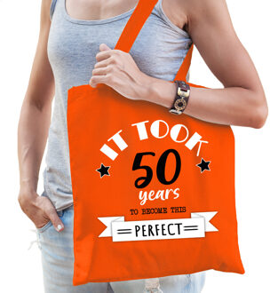 Bellatio Decorations Cadeau tas voor dames - 50 en perfect - oranje - katoen - 42 x 38 cm - vijftig/Sarah - shopper