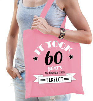 Bellatio Decorations Cadeau tas voor dames - 60 en perfect - lichtroze - katoen - 42 x 38 cm - zestig - shopper