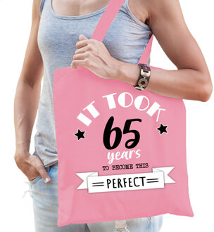 Bellatio Decorations Cadeau tas voor dames - 65 en perfect - lichtroze - katoen - 42 x 38 cm - vijfenzestig - shopper