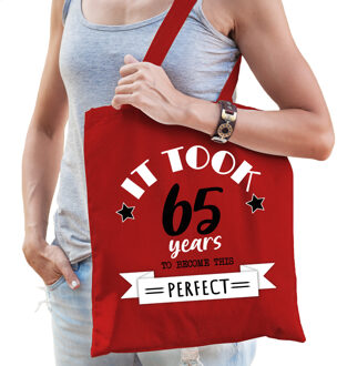 Bellatio Decorations Cadeau tas voor dames - 65 en perfect - rood - katoen - 42 x 38 cm - vijfenzestig - shopper