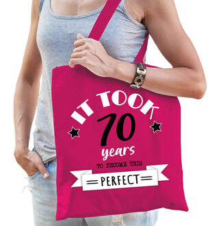 Bellatio Decorations Cadeau tas voor dames - 70 en perfect - fuchsia roze - katoen - 42 x 38 cm - zeventig - shopper