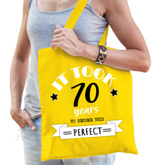 Bellatio Decorations Cadeau tas voor dames - 70 en perfect - geel - katoen - 42 x 38 cm - zeventig - shopper