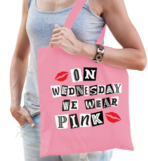 Bellatio Decorations Cadeau tas voor dames - on wednesday we wear pink - roze - gemene meiden - katoen - 42 x 38 cm