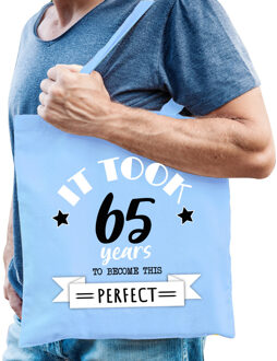 Bellatio Decorations Cadeau tas voor heren - 65 en perfect - lichtblauw - katoen - 42 x 38 cm - vijfenzestig - shopper