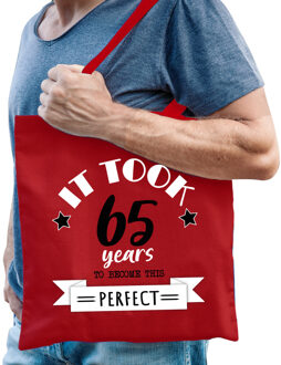 Bellatio Decorations Cadeau tas voor heren - 65 en perfect - rood - katoen - 42 x 38 cm - vijfenzestig - shopper