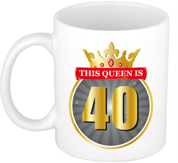 Bellatio Decorations Dames 40 jaar verjaardag - Cadeau Koffiemok - This Queen is 40 - wit - beker - 40e verjaardag