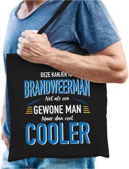 Bellatio Decorations Deze kanjer is Brandweerman cadeau tasje zwart voor heren