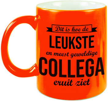 Bellatio Decorations Dit is hoe de leukste en meest geweldige collega eruitziet - koffiemok - neon oranje - 330 ml