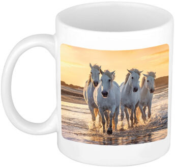Bellatio Decorations Dravende witte paarden op strand - koffiemok / theebeker - wit - 300 ml - keramiek - cadeau beker
