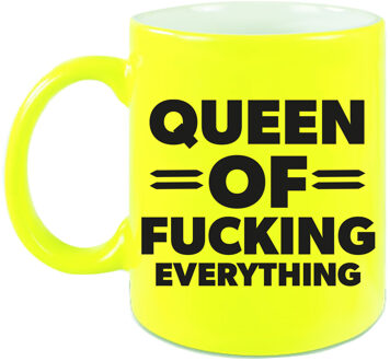 Bellatio Decorations Feest cadeau koffie/thee mok voor Queen - geel - Queen of everything - keramiek - 300 ml