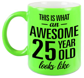 Bellatio Decorations Fluor groene Awesome 25 year cadeau mok / verjaardag beker 330 ml - feest mokken