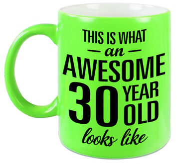 Bellatio Decorations Fluor groene Awesome 30 year cadeau mok / verjaardag beker 330 ml - feest mokken