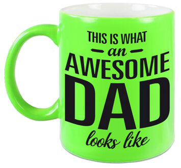 Bellatio Decorations Fluor groene awesome dad cadeau mok / beker voor Vaderdag 330 ml - feest mokken