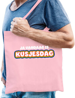 Bellatio Decorations Gay Pride tas voor heren - kusjesdag - licht roze - katoen - 42 x 38 cm - regenboog - LHBTI